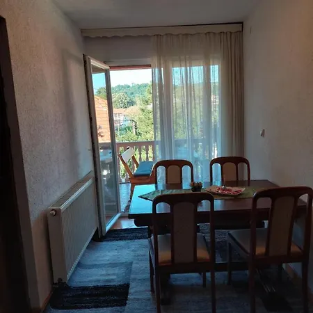 Em 2 Apartment *