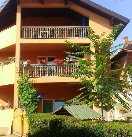 Em 2 Apartment *